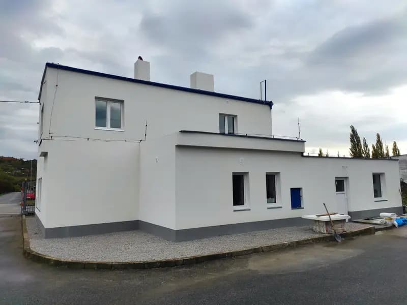 Výstavba garsonek — rekonstrukce bytového domu